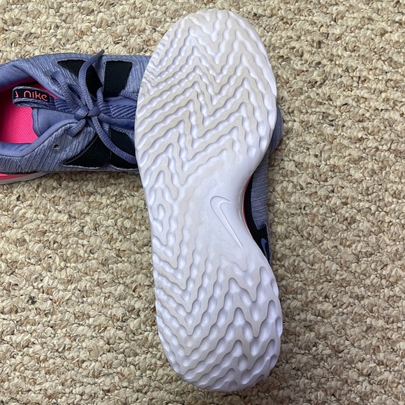 Women’s Size 10 Nike’s - Picture 3 of 3